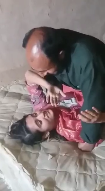 Pakistani Baap ne Beti ko Wife ke samne choda
